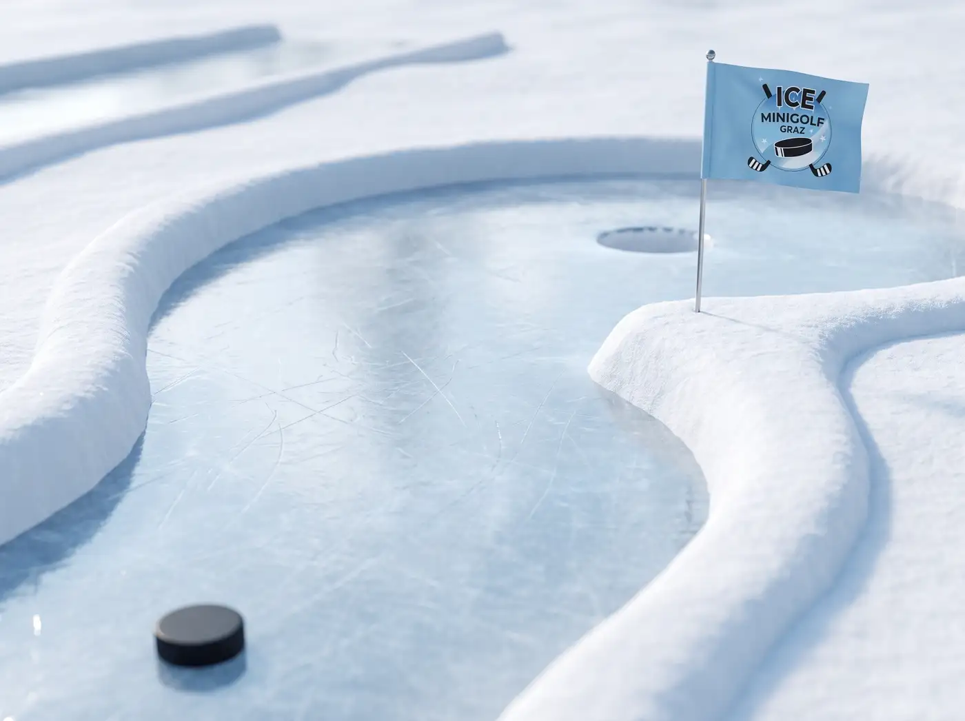 Vorschau einer geschwungenen Eisbahn mit Schneebande, einem Puck und dem Loch mit Fähnchen.